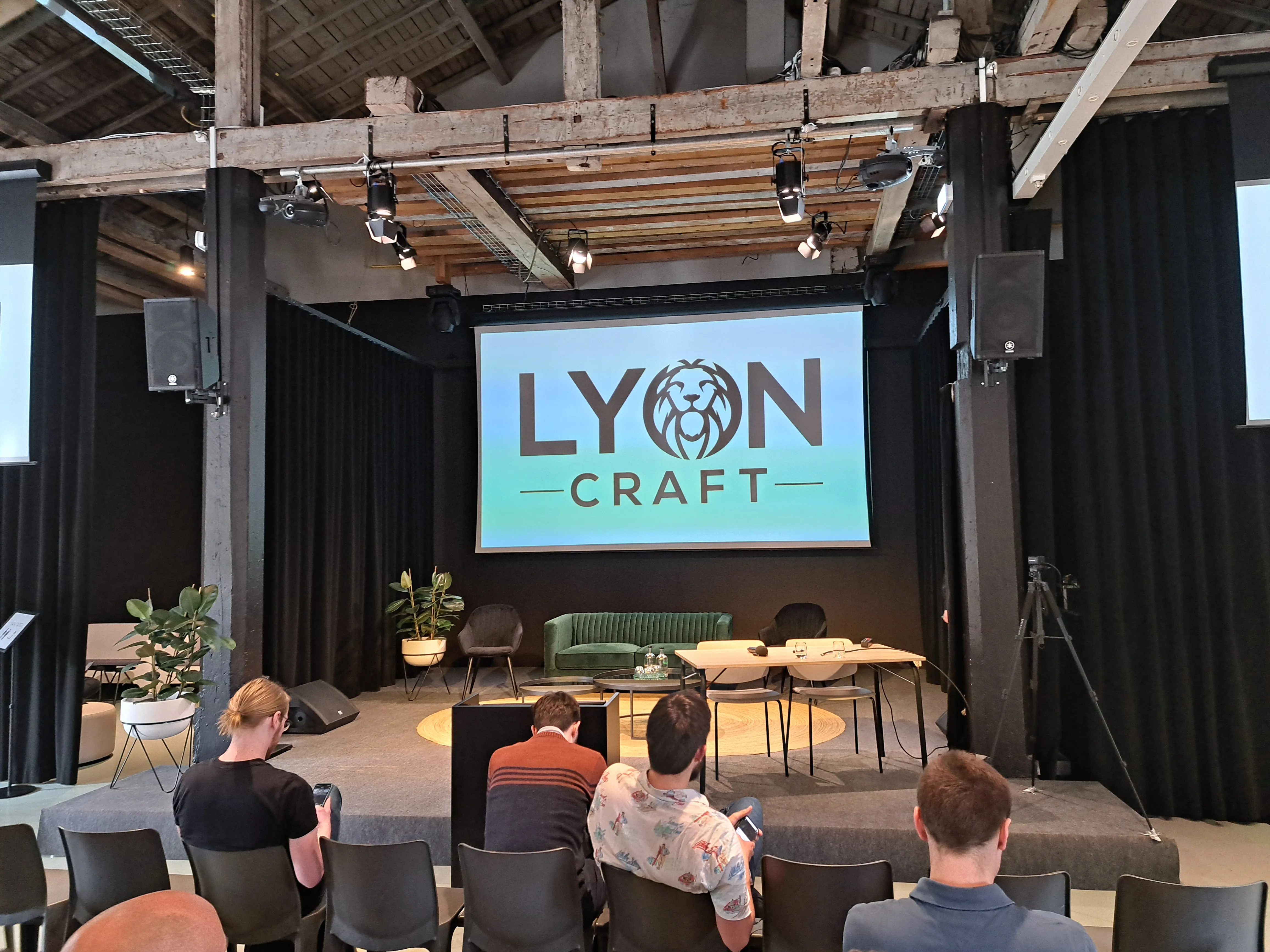 Photo de la scène principale du Lyon Craft 2025, avec le logo de la conférence, avant le talk de conclusion de la journée.