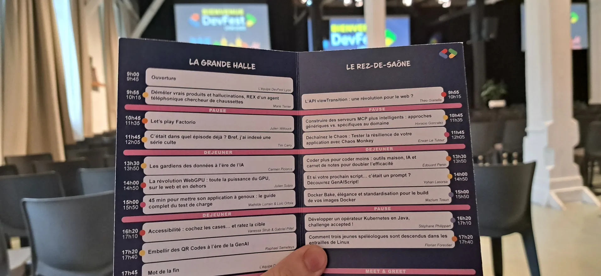 Photo du programme de la journée, directement dans le badge nominatif délivré à l’accueil de l’évènement