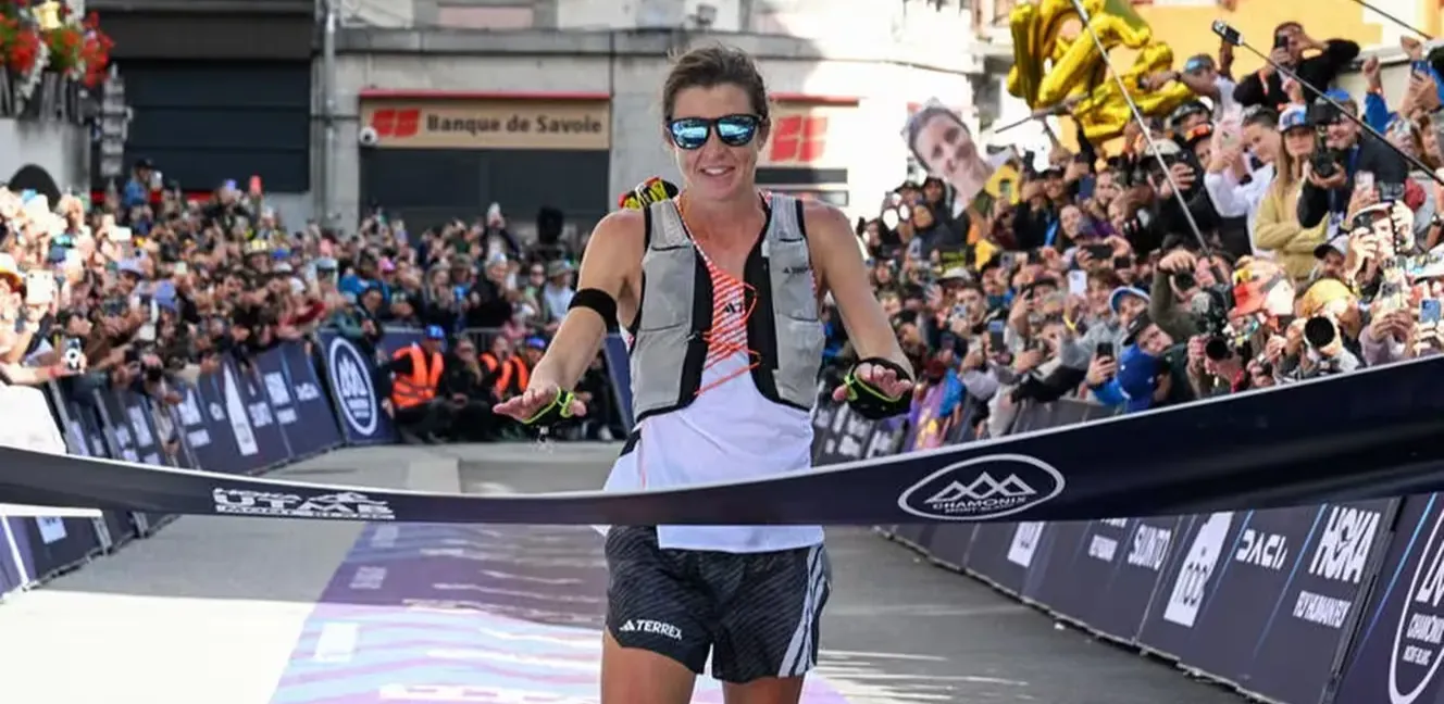 Ruth Croft à l’arrivée de l’UTMB en 2025