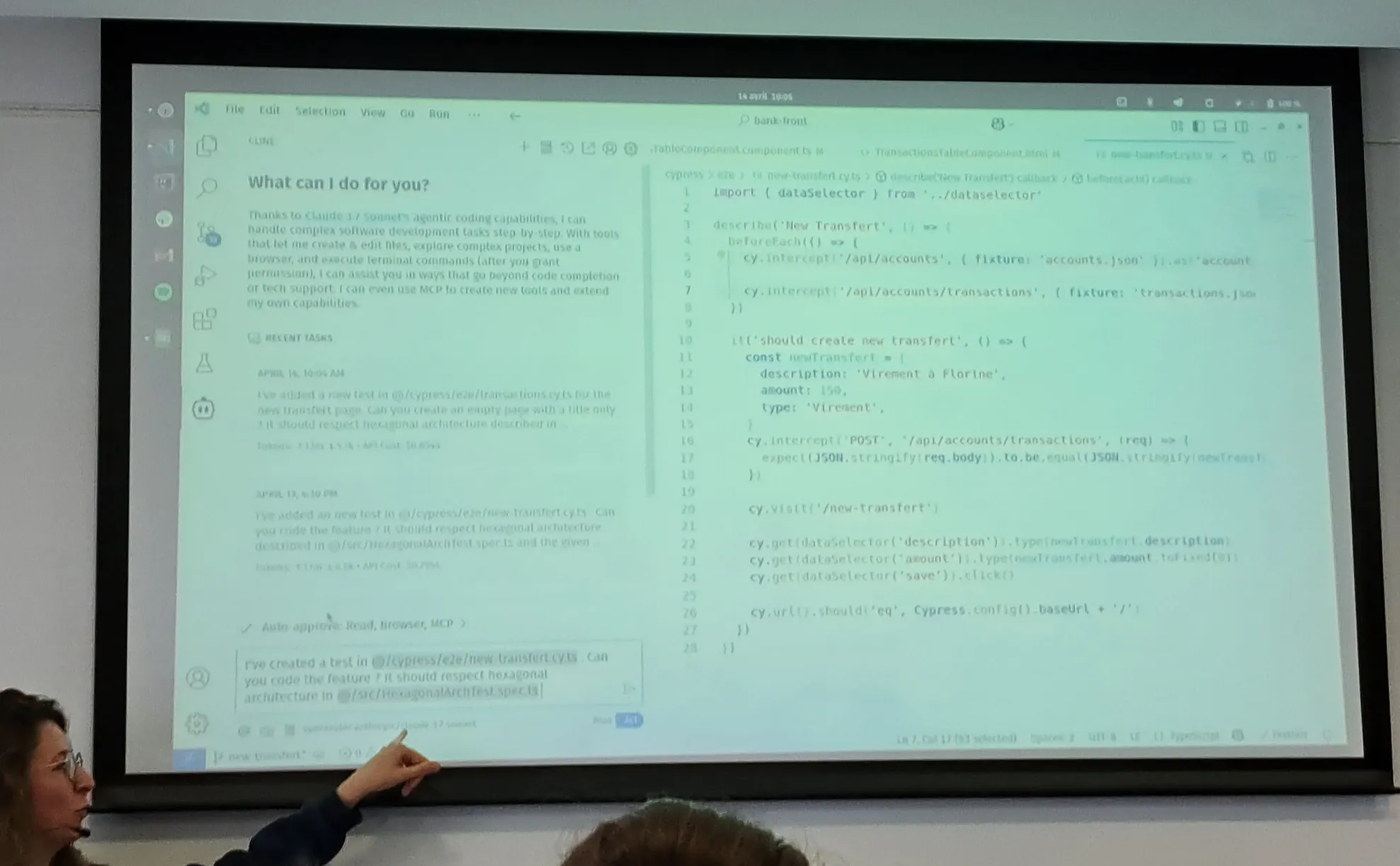 Florine explique les informations que Clément est en train de donner à l’IA
