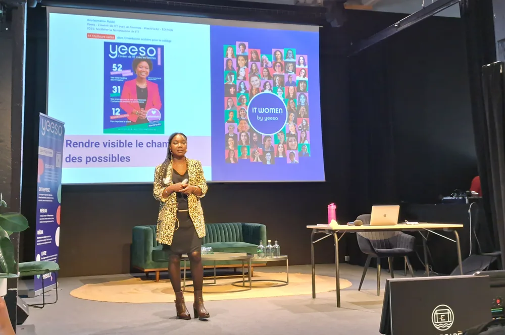 Houleymatou sur la grande scène de Lyon Craft 2026, présentenant son talk, devant une projection de la couverture du livre de Yeeso.