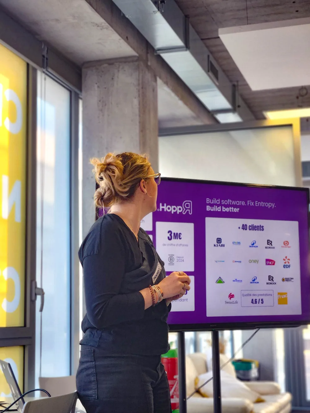 Visuel de Emma en train de pitcher HoppR