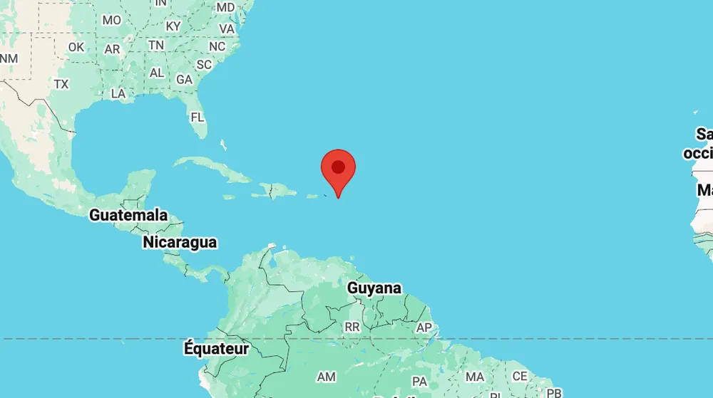 Carte des Caraïbes avec un repère rouge positionné sur la micro nation d’Anguilla, entre les Grandes Antilles et la côte du Guyana.